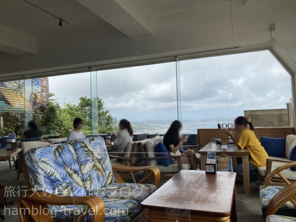 沖縄南部でランチができるカフェ「OOLOO」の店内