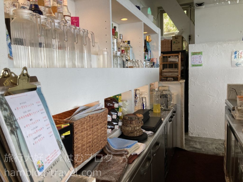 沖縄南部でランチができるカフェ「OOLOO」の店内